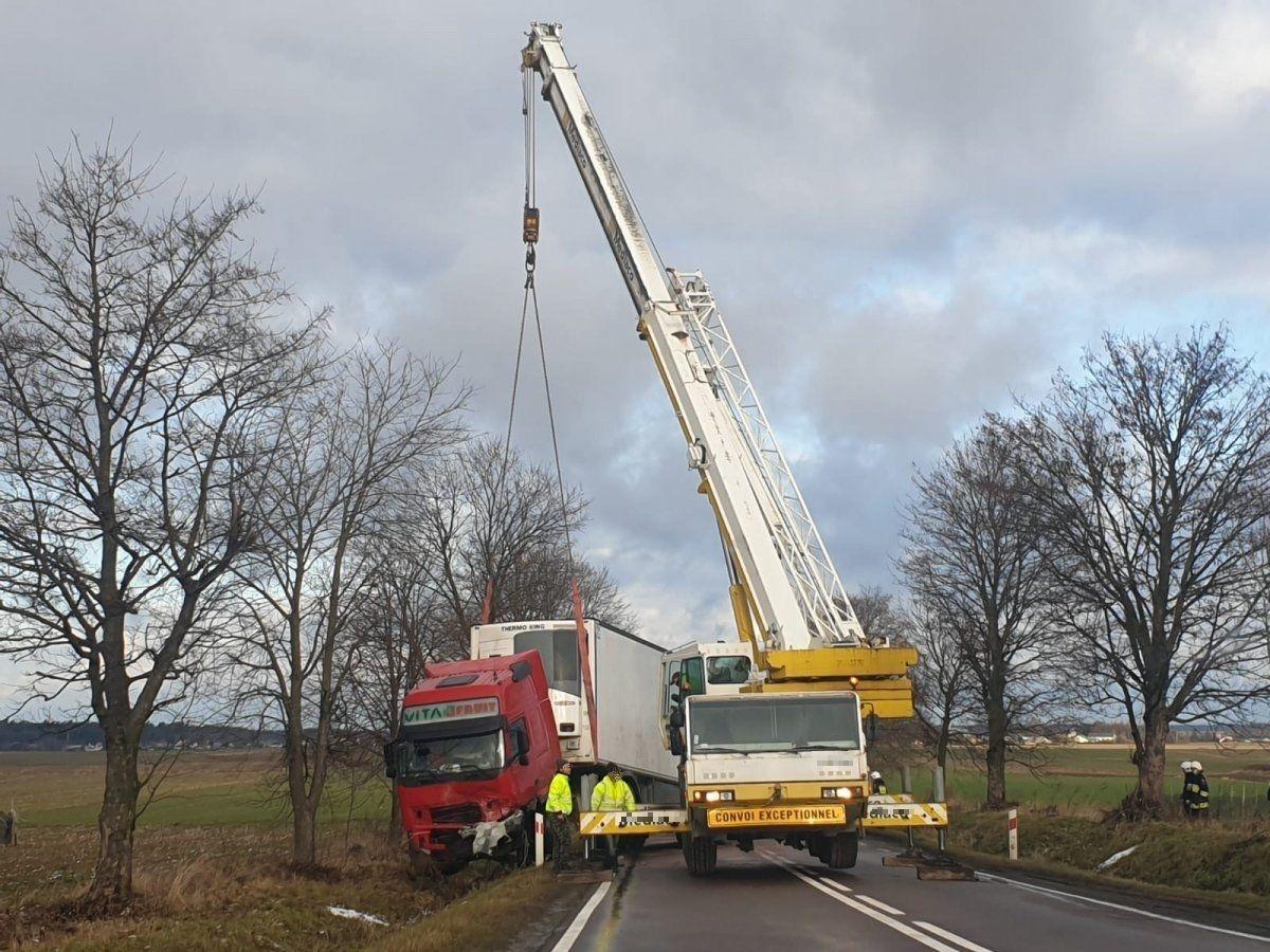 Tragedia na drodze: audi czołowo zderzyło się z ciężarówką. 21-latek zginął na miejscu