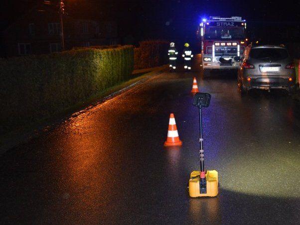Podczas mijania się z innym pojazdem potrącił idącego poboczem pieszego 