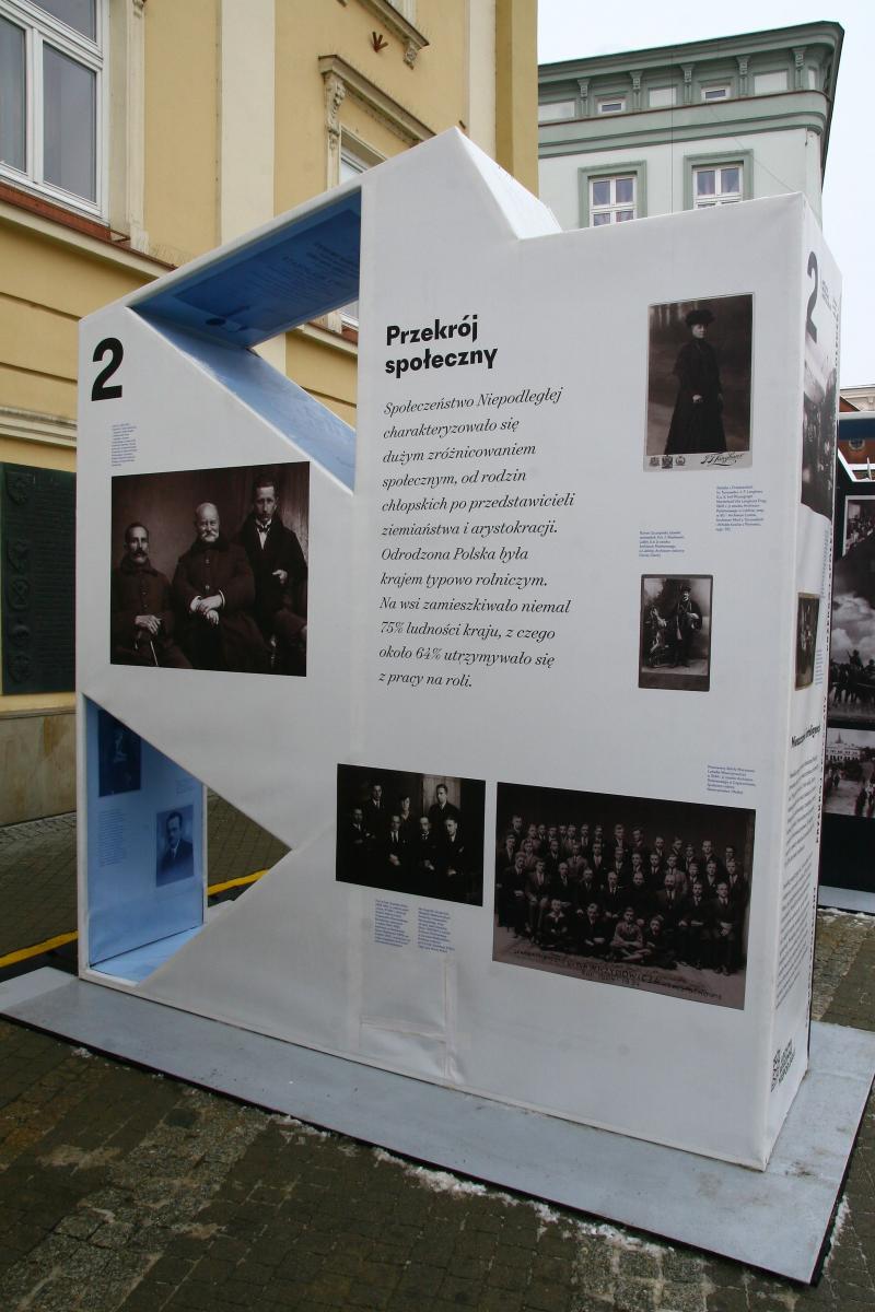 Zbiorowy portret rodzin II Rzeczypospolitej – wystawa na przemyskim Rynku