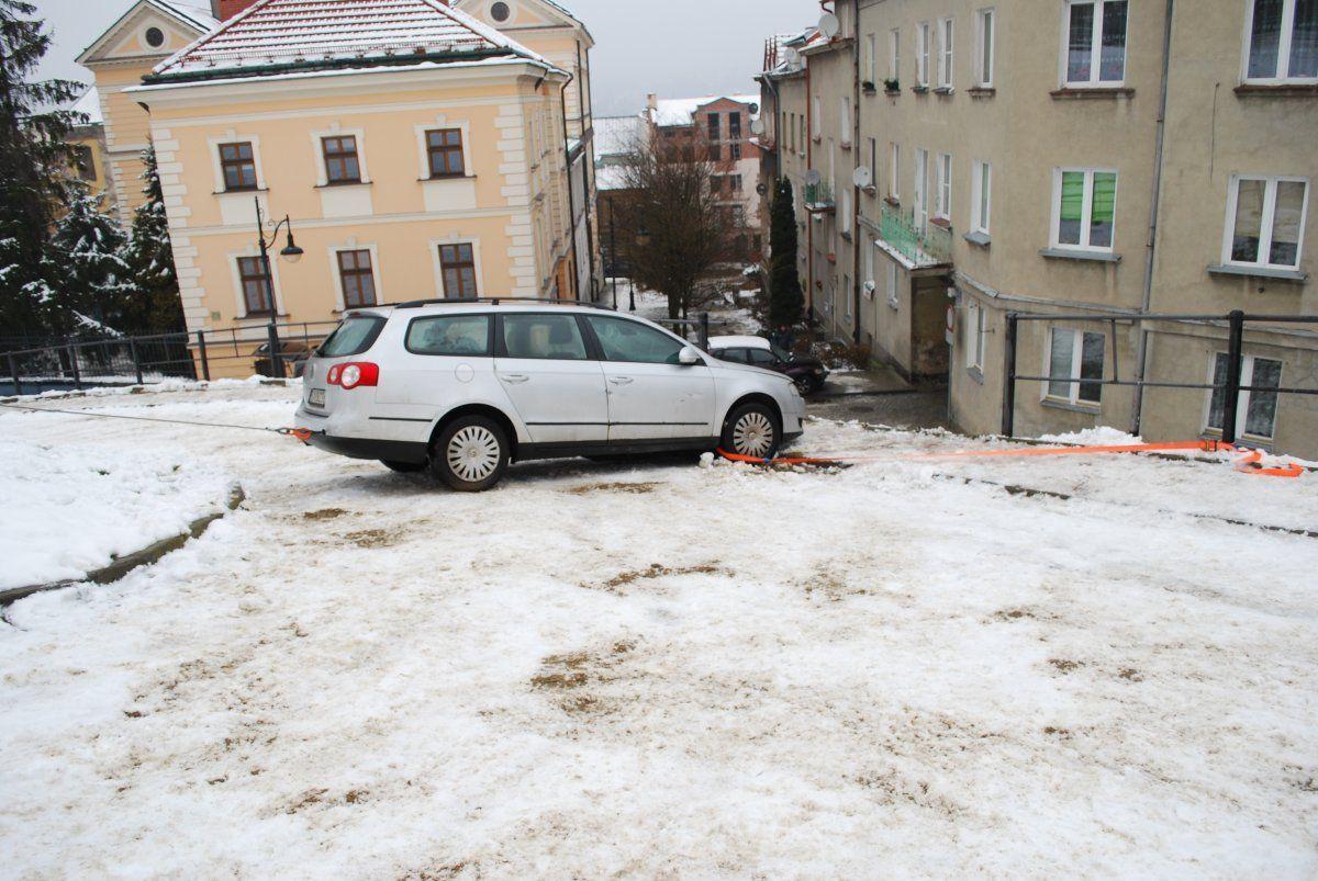 Wjechała w barierki i zawisła nad skarpą koło karmelitów w Przemyślu