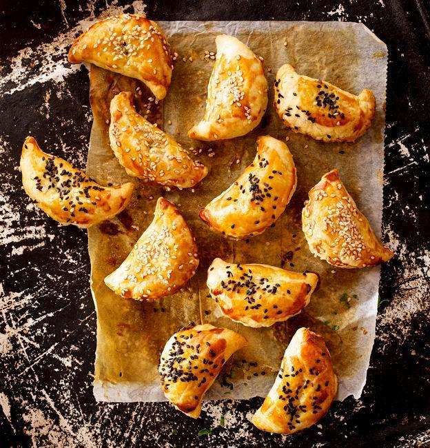 Pieczone pierogi z kapustą i grzybami