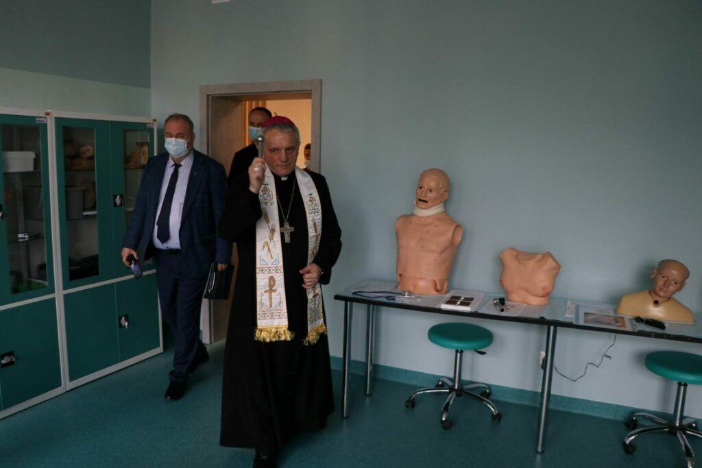 Bp S. Jamrozek poświęcił medyczną inwestycję na przemyskiej uczelni: – Pielęgniarki będą miały do spełnienia misję bycia przy drugim człowieku
