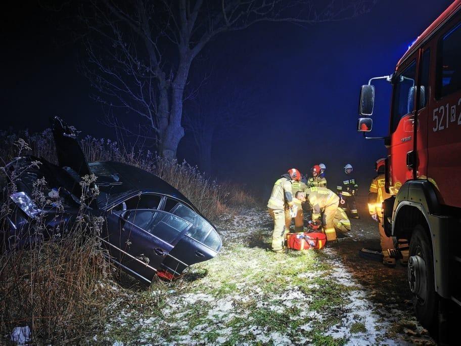 Rozbórz: 20-latek stracił panowanie nad skodą, wjechał do rowu i uderzył w skarpę