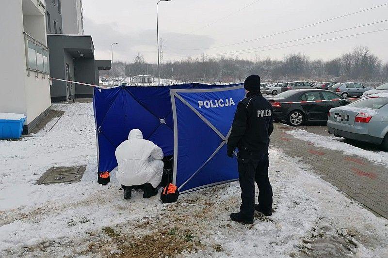 Dramat w Rzeszowie: Kobieta z ranami klatki piersiowej znaleziona przed blokiem. Nie przeżyła