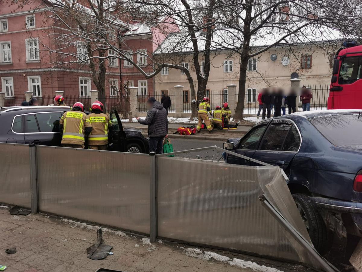 Pijany 23-latek w bmw wyprzedzał przed przejściem i doprowadził do czołówki [ZDJĘCIA]