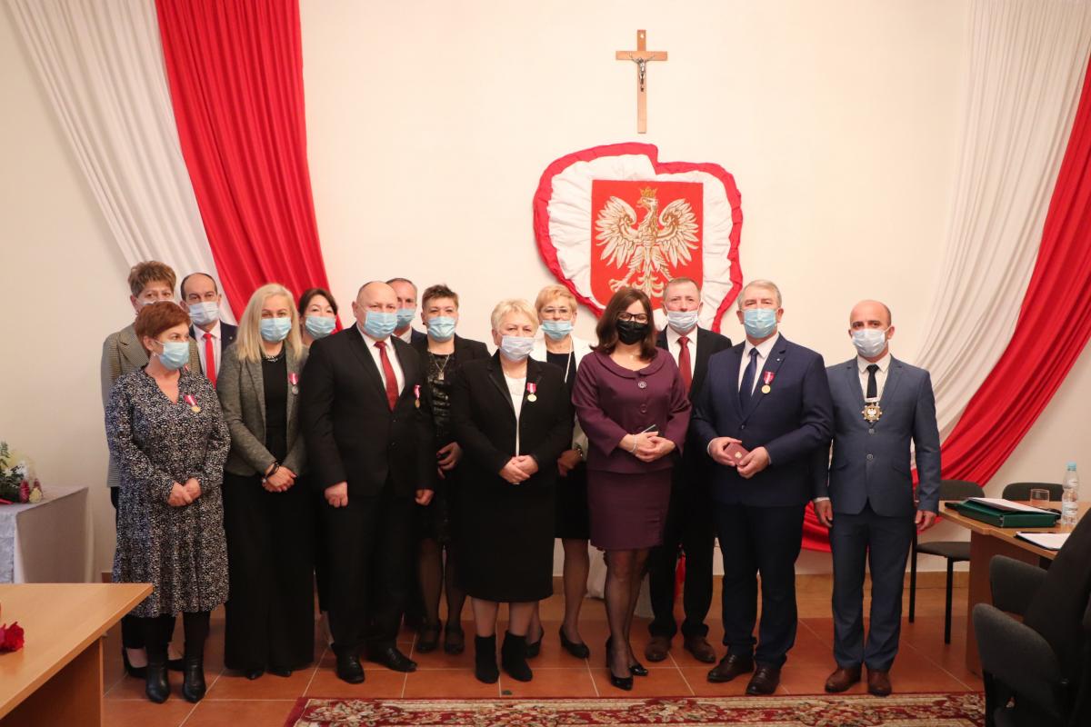 11 pracowników Urzędu Gminy w Stubnie odznaczonych za długoletnią służbę