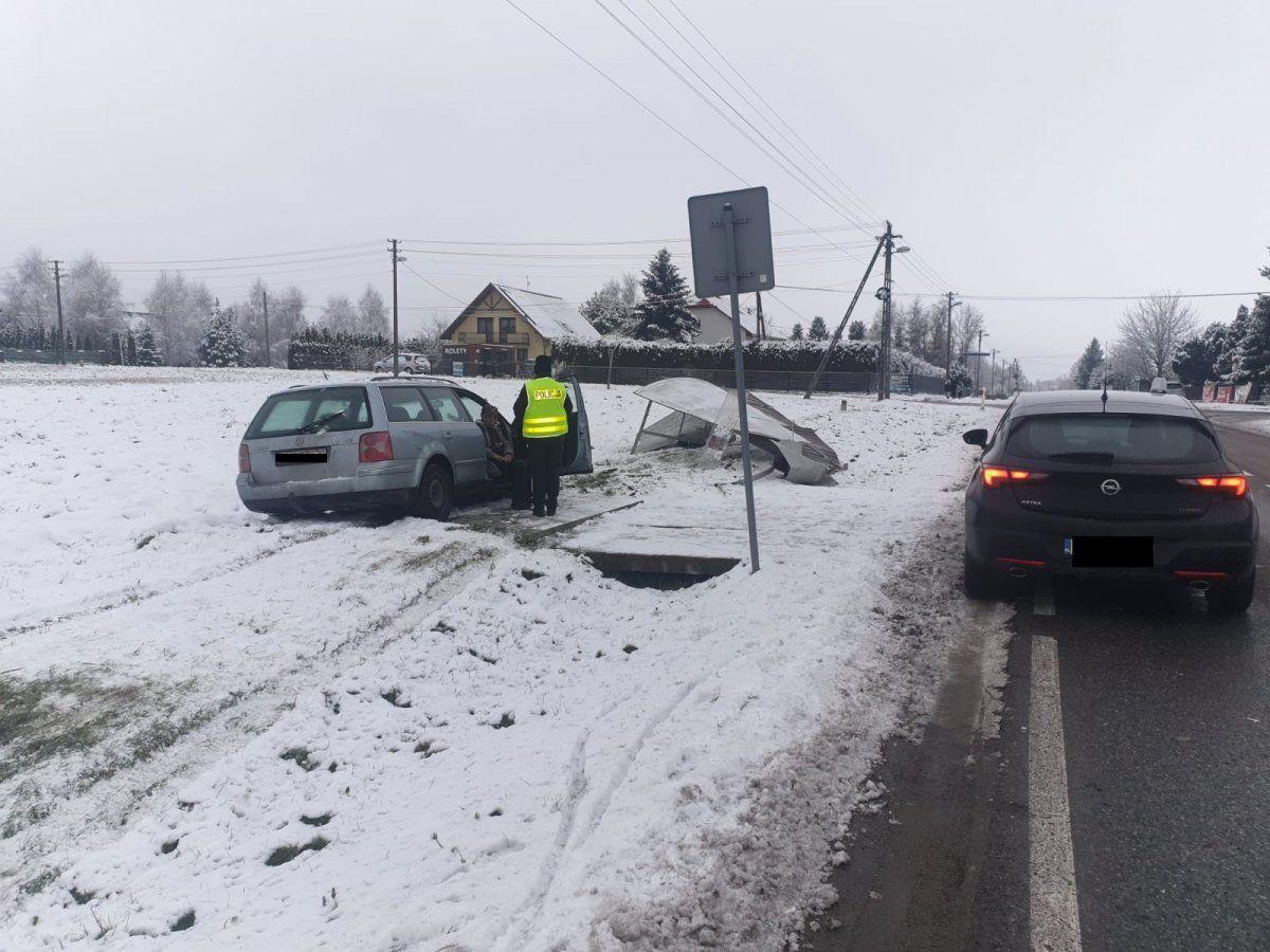 Dachnów: stracił panowanie nad pojazdem i wjechał w przystanek [ZDJĘCIA]