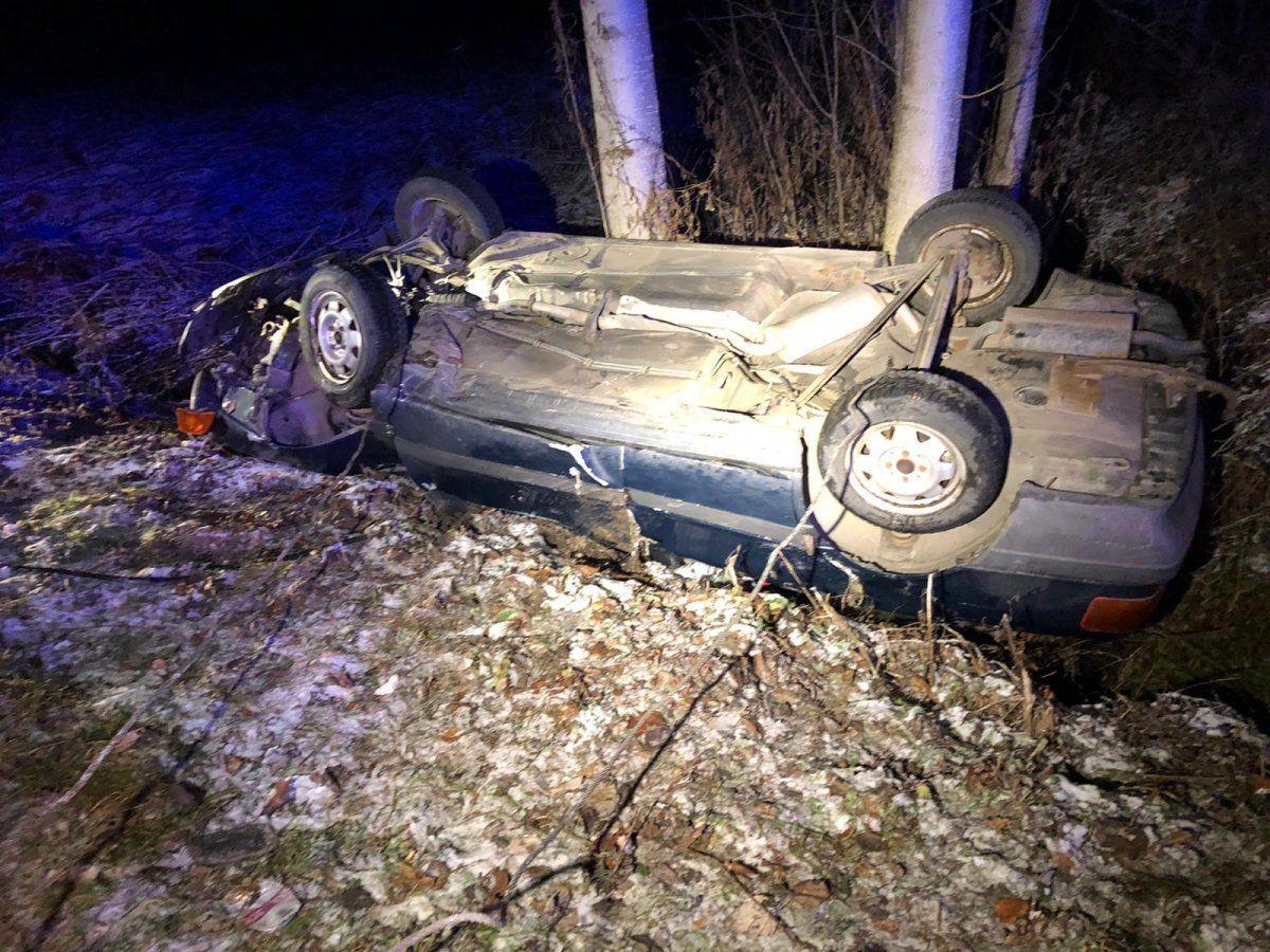 19-latek stracił panowanie nad audi. Auto dachowało, 2 osoby ranne [ZDJĘCIA]