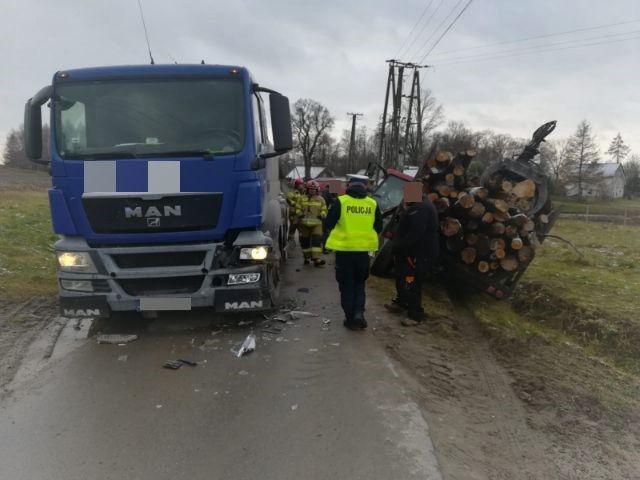 Krasne: Kierujący ciągnikiem z drewnem podczas omijania ciężarówki wjechał do rowu