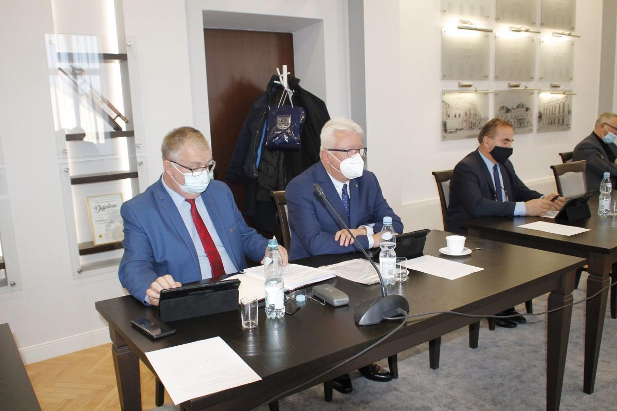 Lekarka po 24 latach pracy zwolniona dyscyplinarnie. Radni protestują