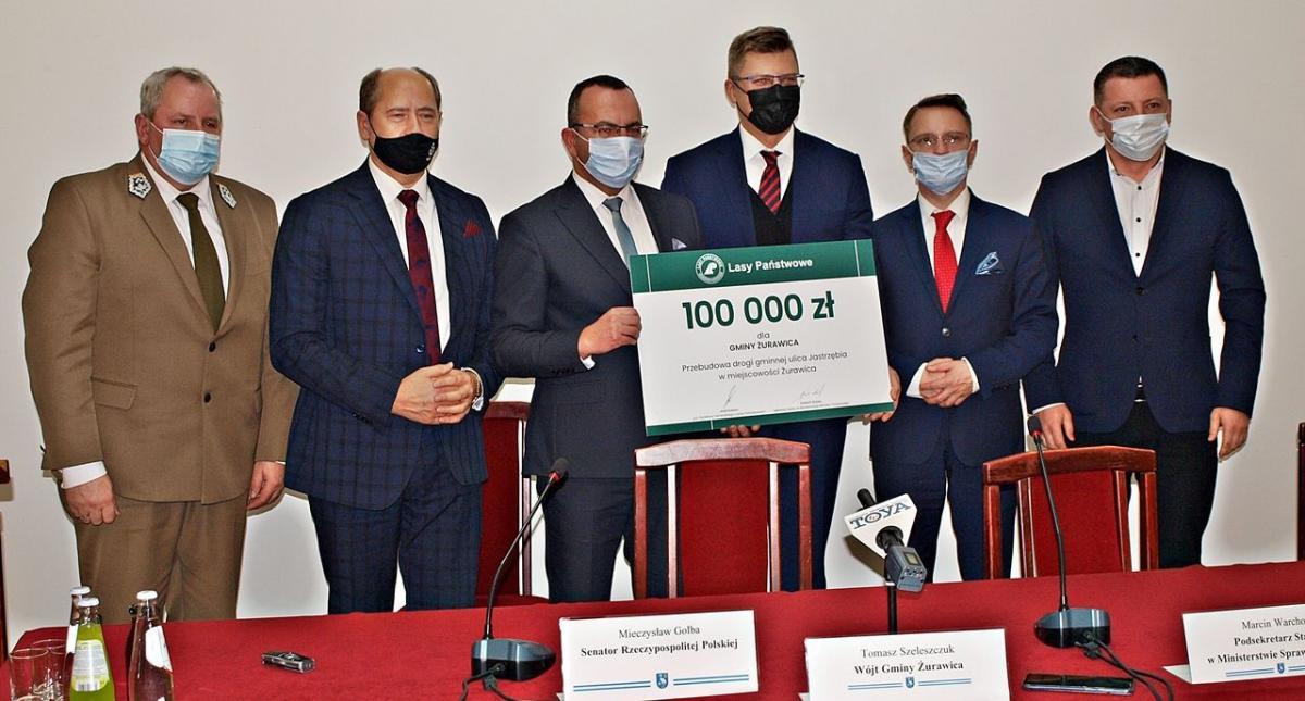Lasy Państwowe pomagają w przebudowach dróg. 100 tys. zł na remont ulicy Jastrzębiej w Żurawicy