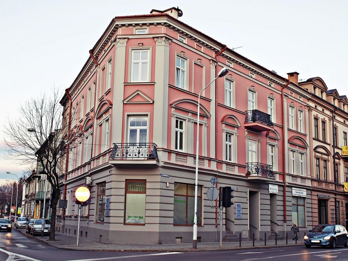 Z mozołem przywracają blask pięknym kamienicom