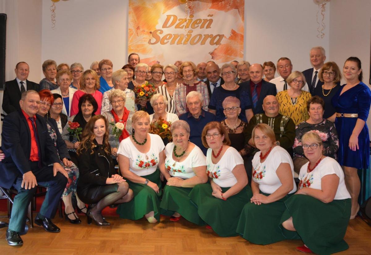 Seniorom nie brakowało wigoru. Bawili się do późnych godzin [ZDJĘCIA]