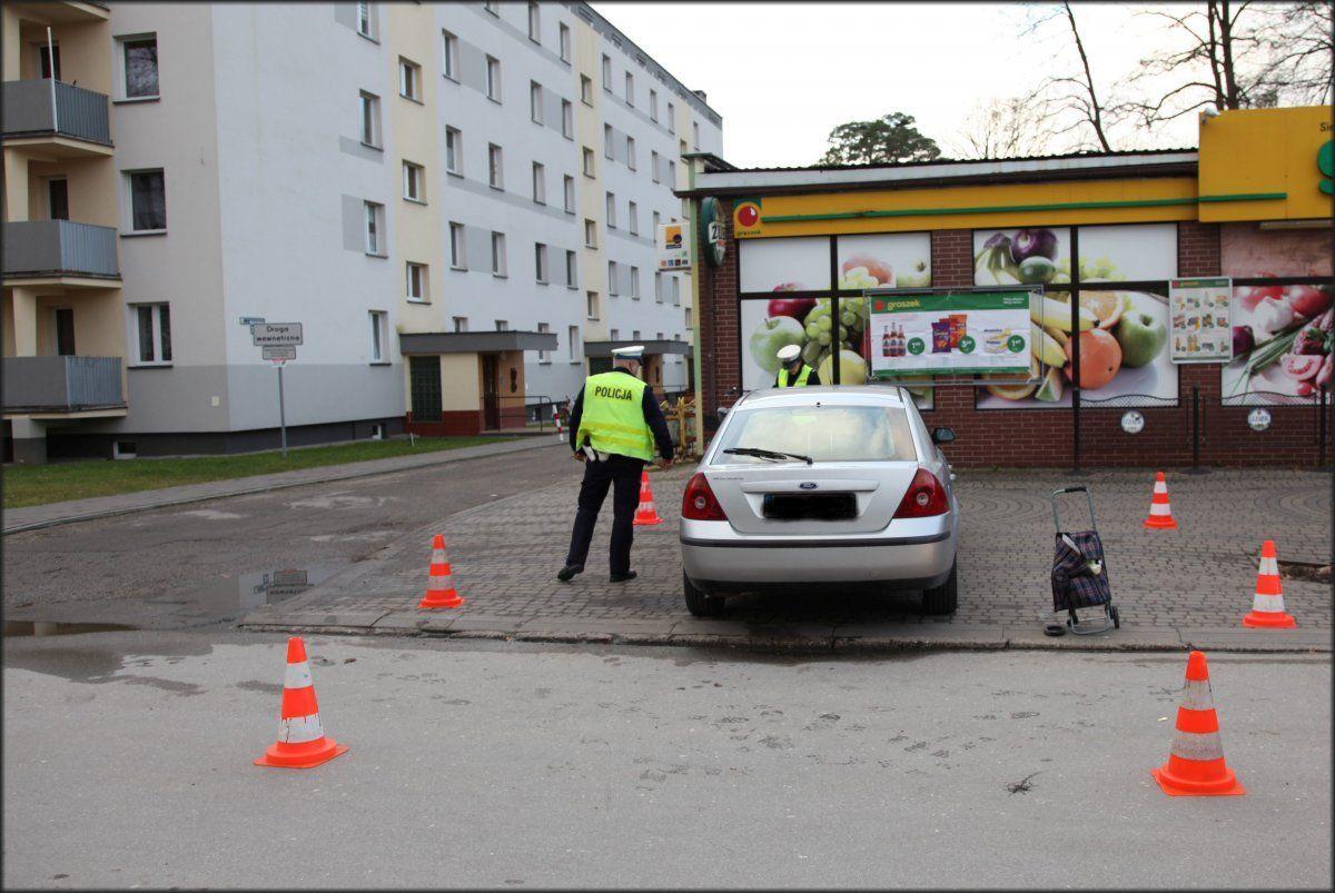 Podczas cofania potrąciła pieszą. 77-latka trafiła do szpitala