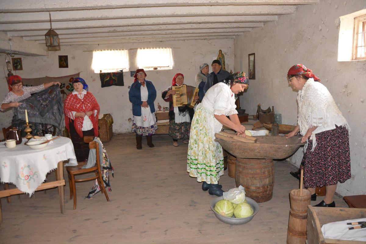 Żywa lekcja... dawnego kiszenia kapusty [ZDJĘCIA]