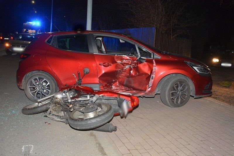 Zderzenie motocykla i osobówki. Poważnie ranny 20-latek trafił do szpitala [ZDJĘCIA]