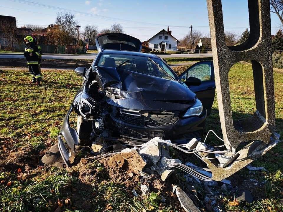 Tryńcza: stracił panowanie nad oplem i uderzył w słup energetyczny