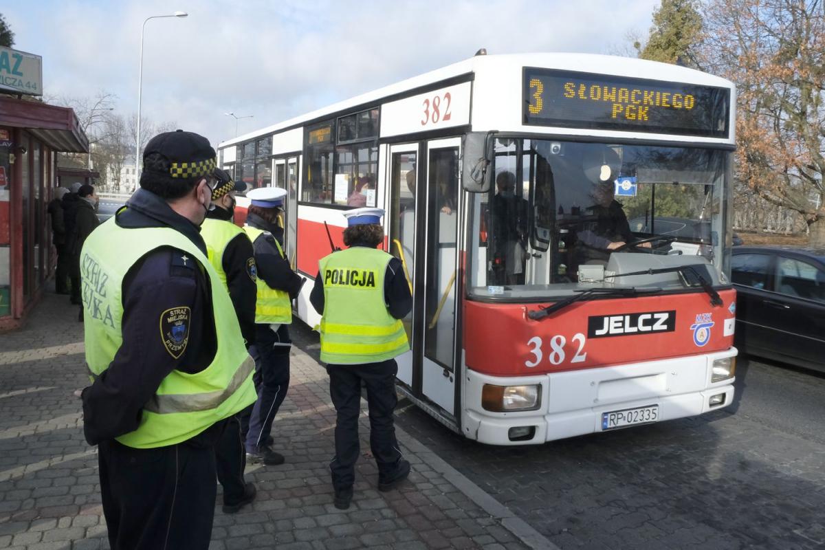 Przemyscy policjanci i strażnicy miejscy karali za brak maski