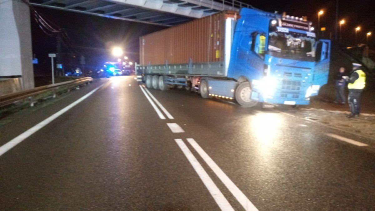 Tragiczny wypadek w Widełce. Zderzenie osobówki z ciężarówką