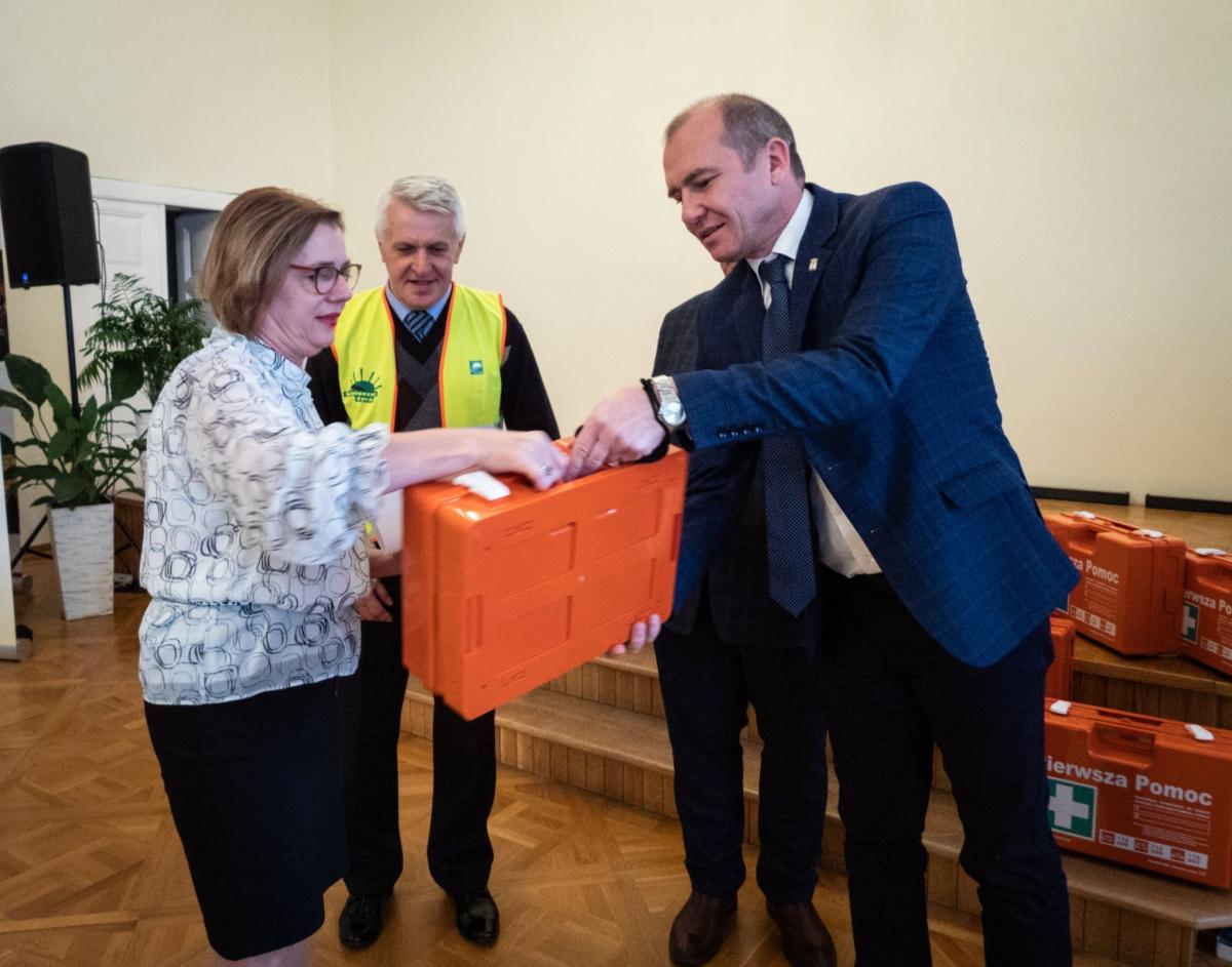 Kilkanaście w pełni wyposażonych apteczek trafiło do jarosławskich szkół