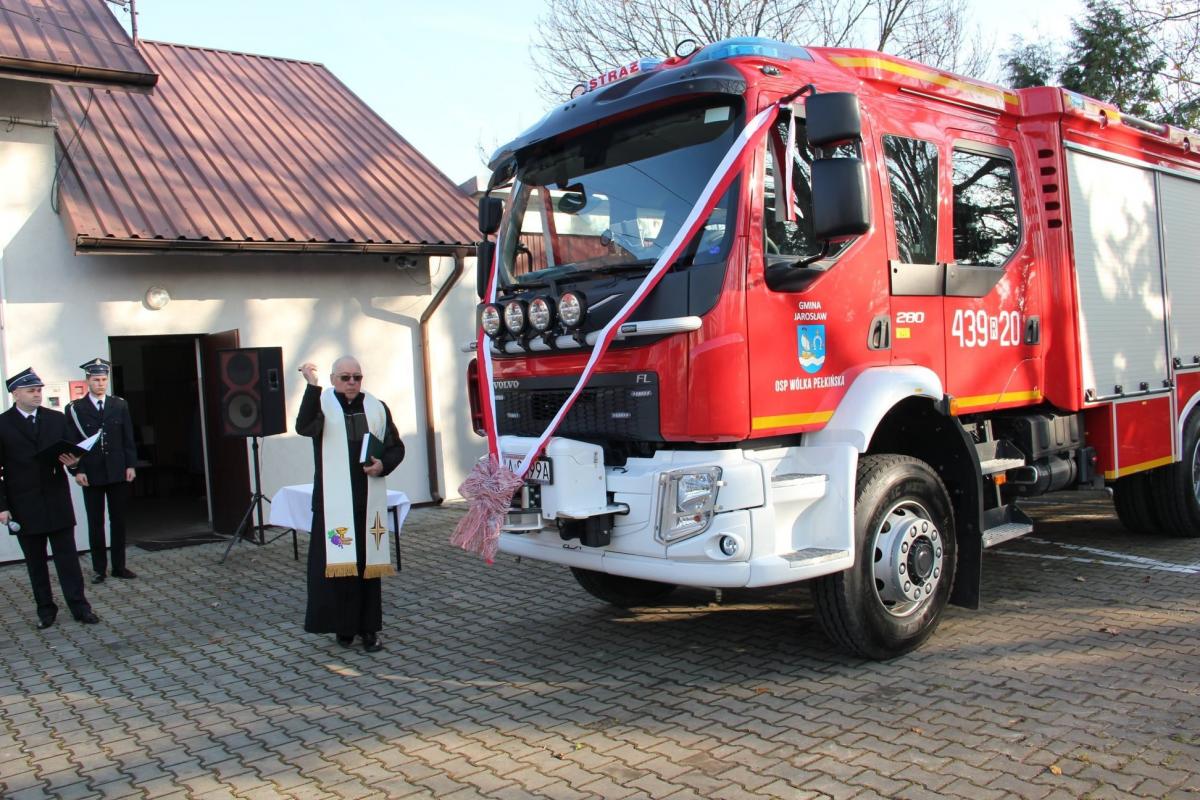 Druhowie z Wólki Pełkińskiej wożą się już poświęconym volvo