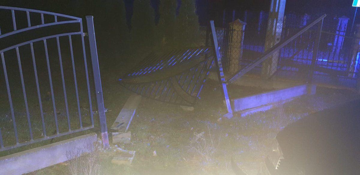 21-latek uderzył seatem w ogrodzenie. Był pijany i nie miał prawa jazdy