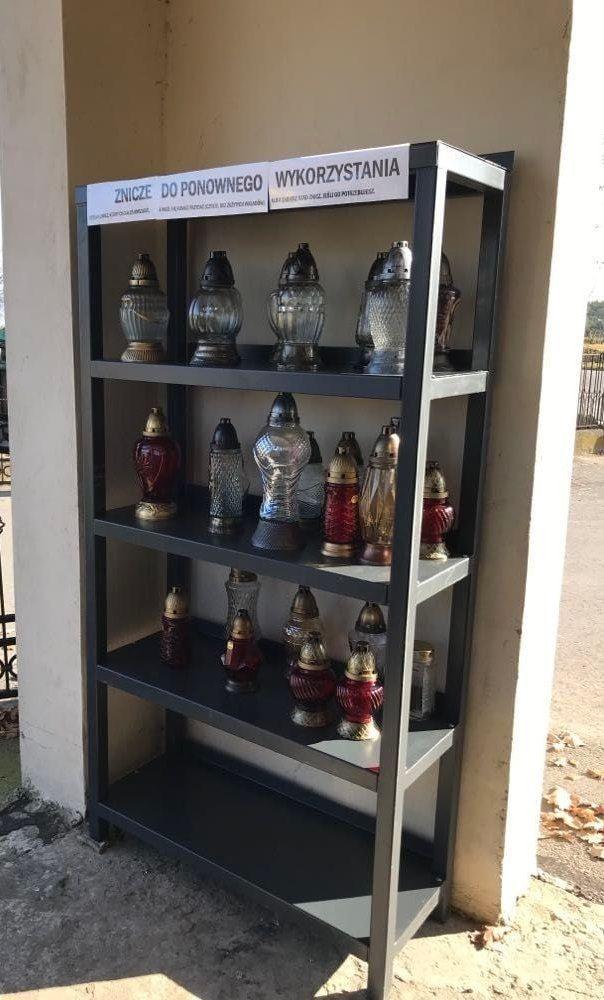 Zamiast lądować w koszu, znicze dostają drugie życie i na nowo zdobią groby