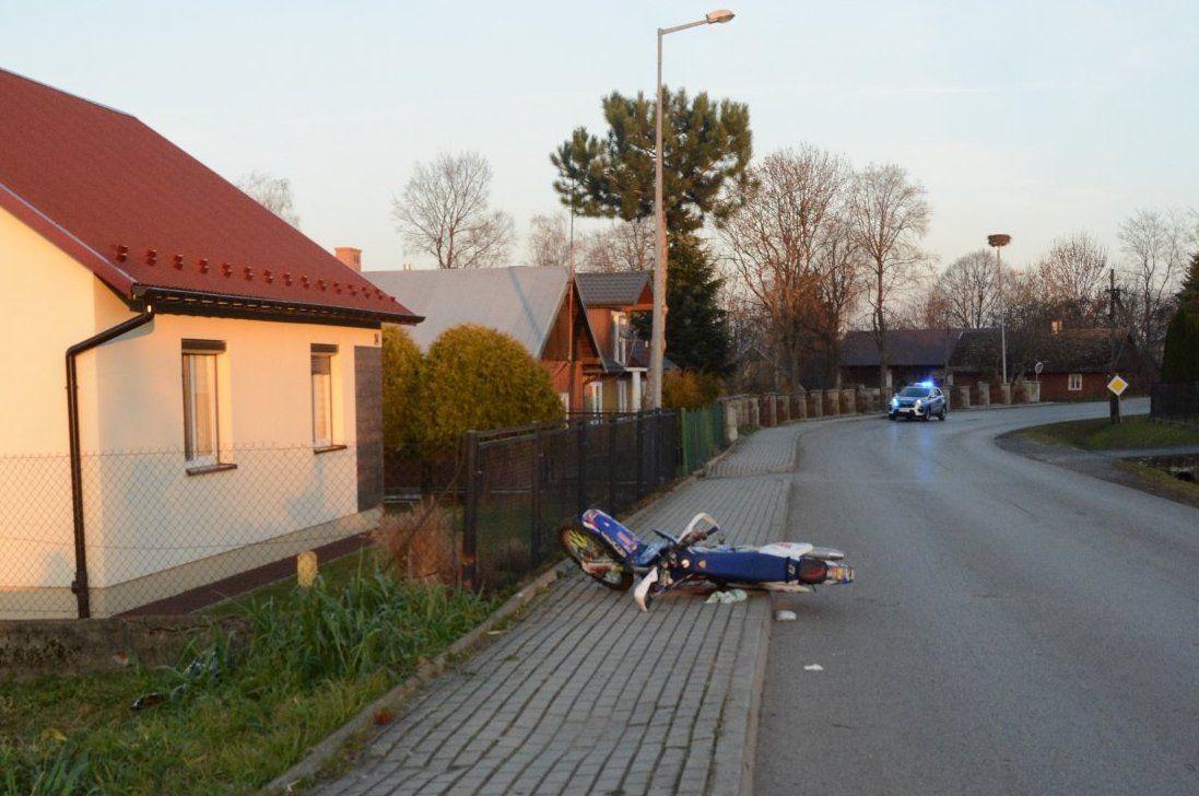 Kierujący stracił panowanie nad motocyklem i uderzył w ogrodzenie posesji [ZDJĘCIA]
