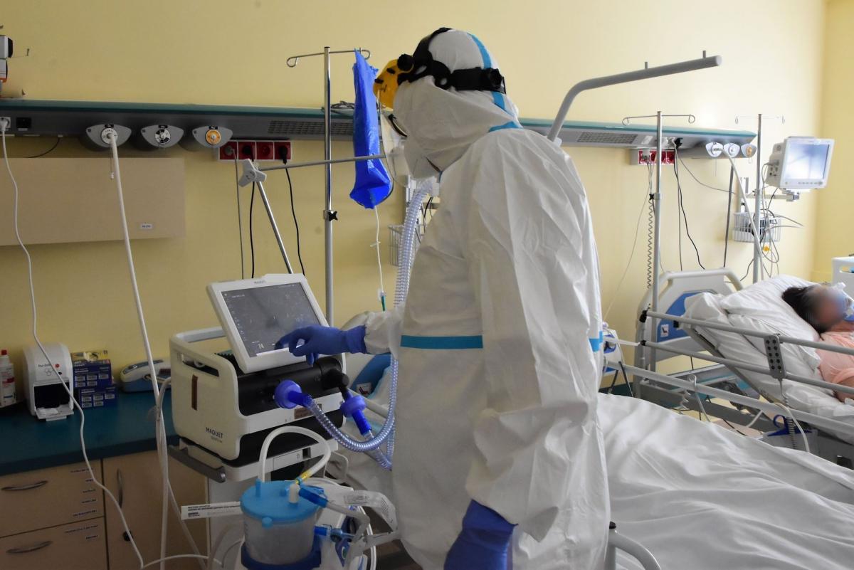 COVID-19 przybiera na sile. W szpitalu kończą się wolne miejsca