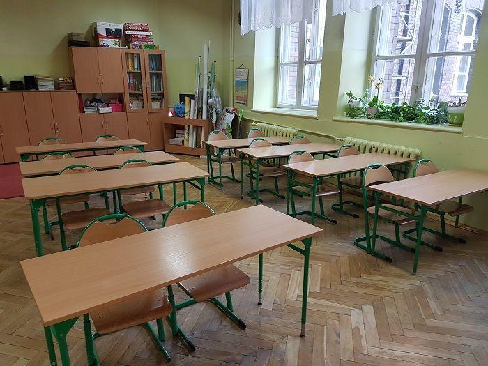 COVID-19 znów śmiertelnie „kąsa”. Czy szkoły zostaną zamknięte?