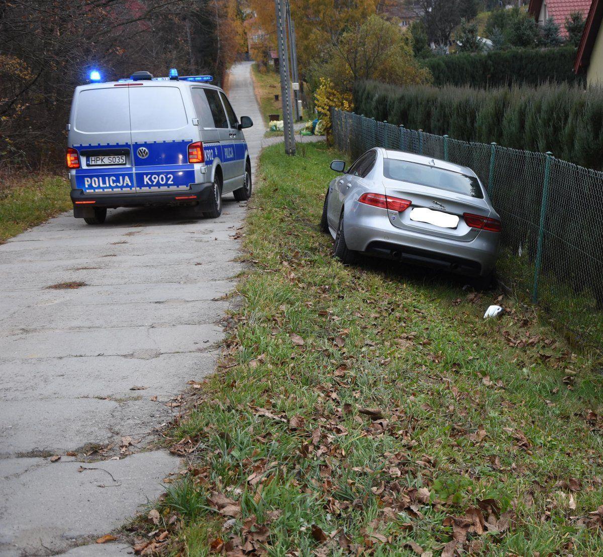 Pijany, z zakazem i poszukiwany wpadł, bo jaguarem wjechał w ogrodzenie