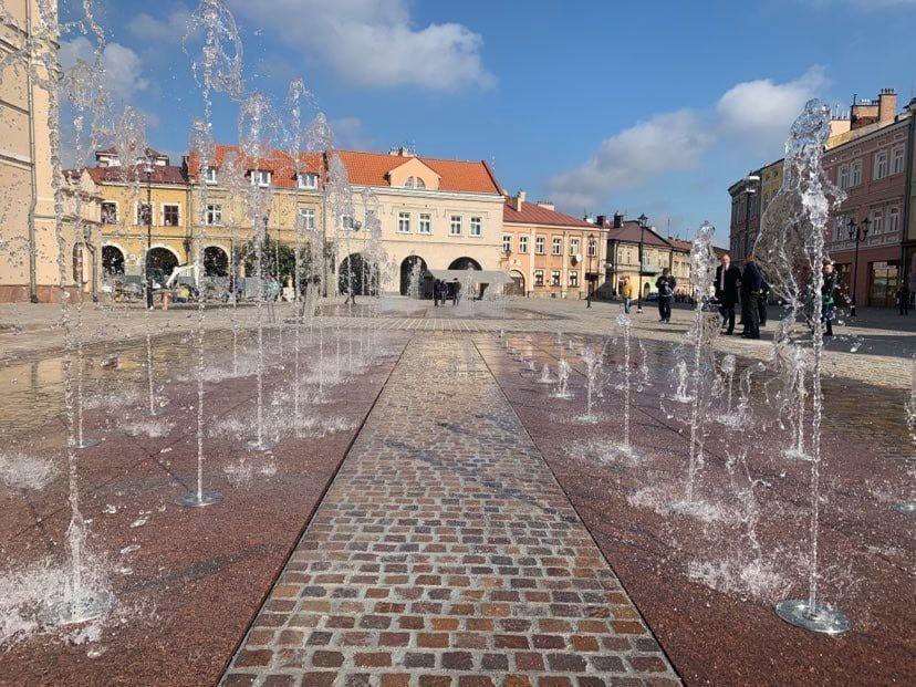 Jakieś życie na betonowym rynku