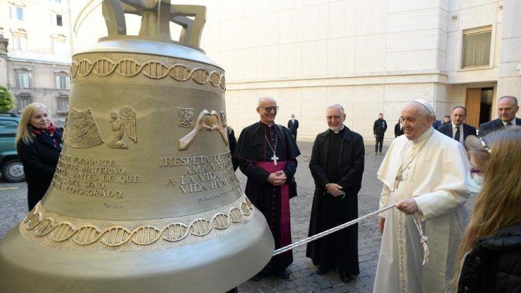 Papież Franciszek poświęcił dzwony „Głos Nienarodzonych”