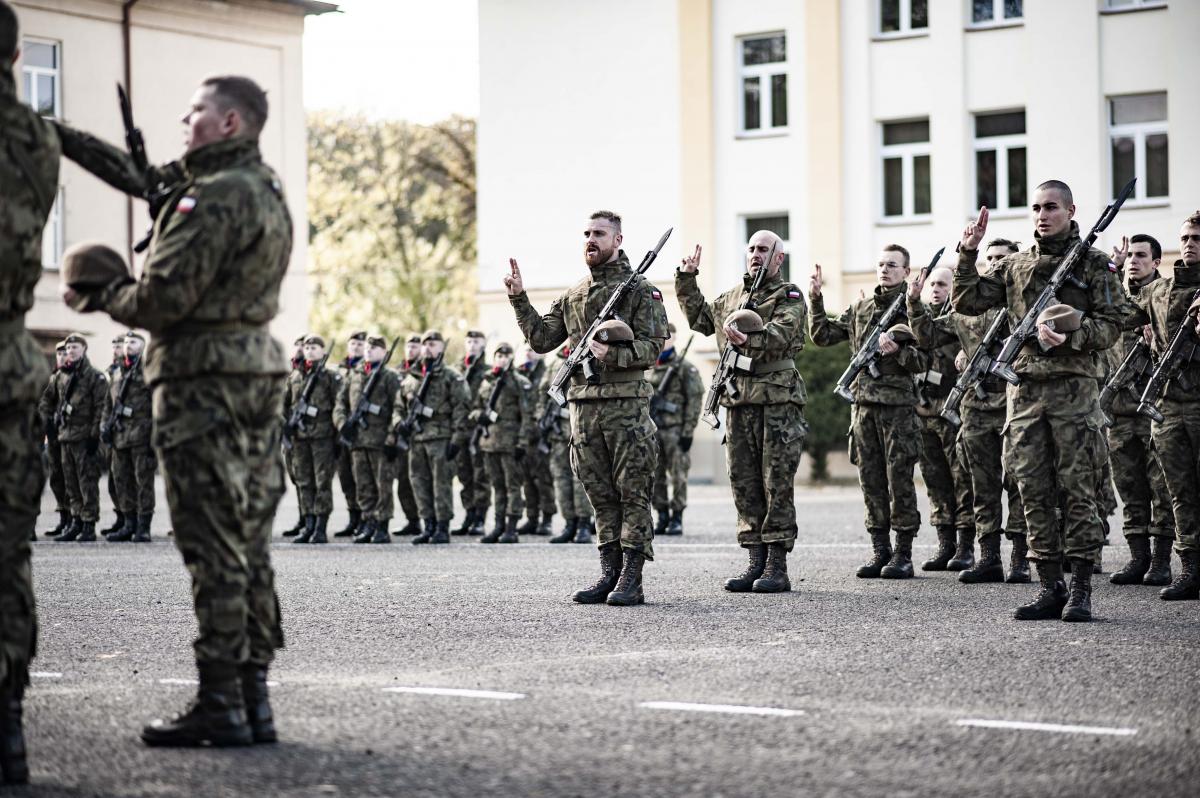 Kolejna przysięga „terytorialsów”. Słowa roty wypowiedziało 20 ochotników [ZDJĘCIA]