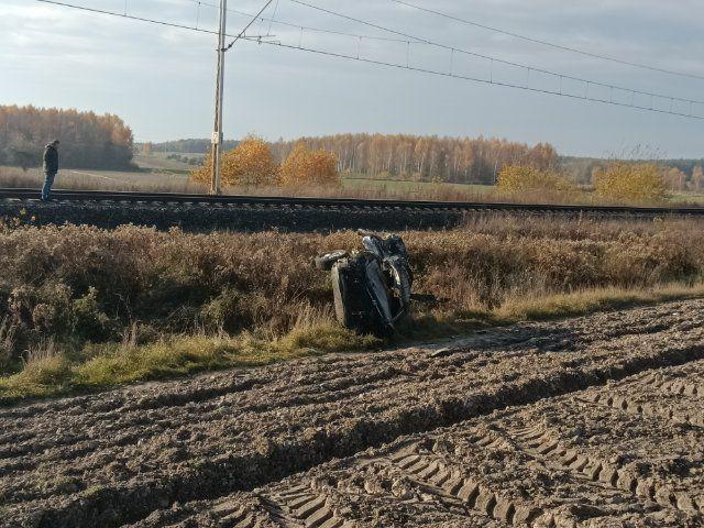 Tragedia na torach. Hyundai wjechał bezpośrednio przed szynobus [ZDJĘCIA]
