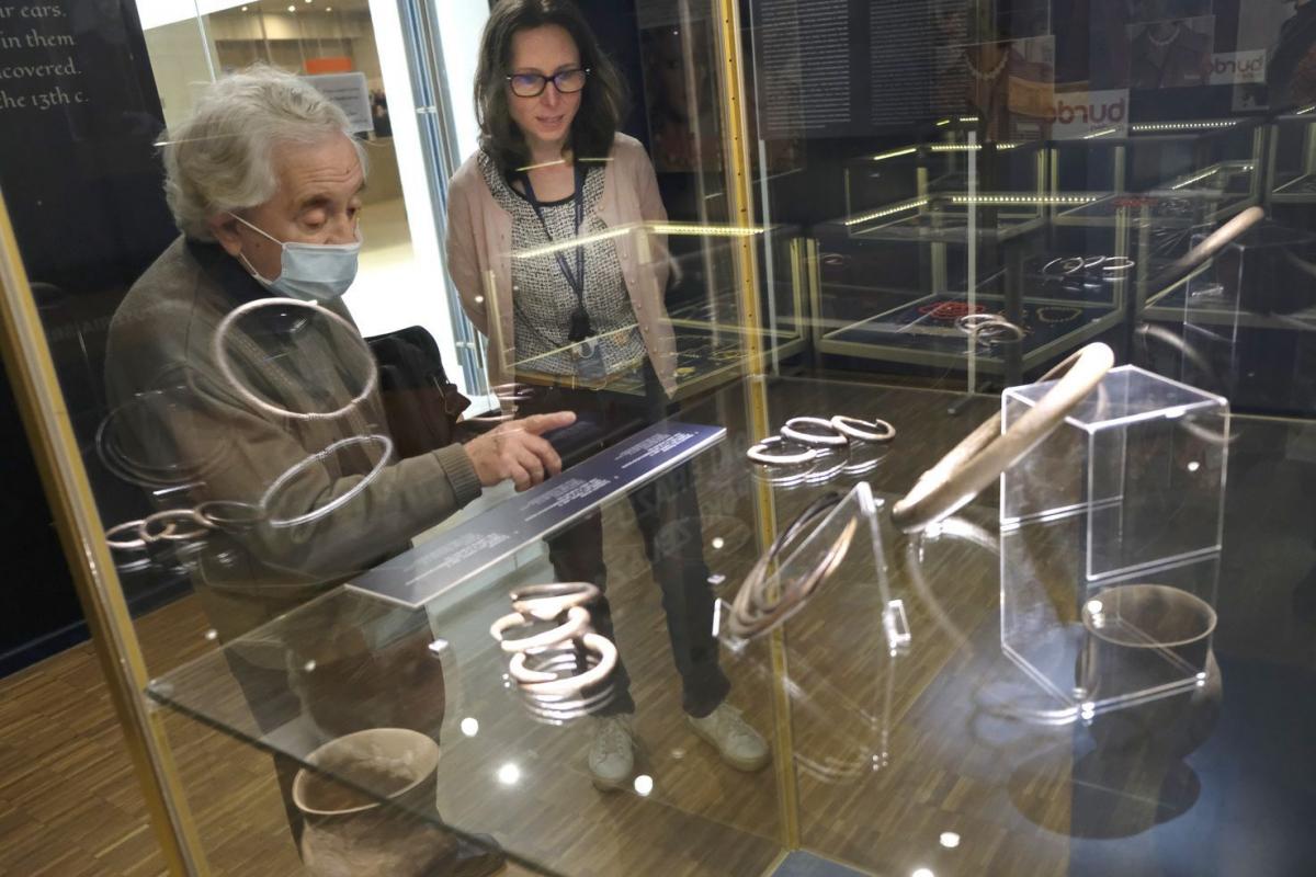 Niegasnący blask – wystawa biżuterii w przemyskim muzeum