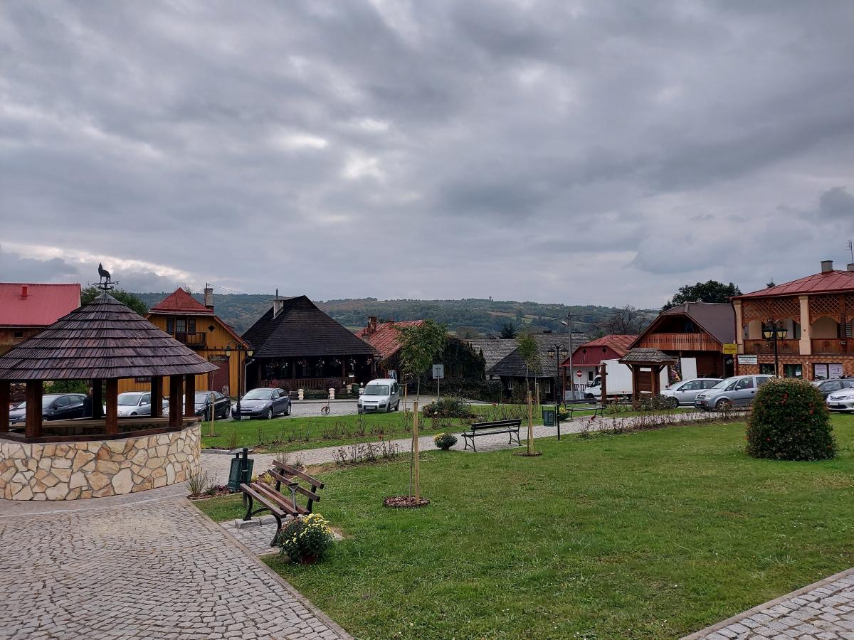 Wilcza studnia i sporo zieleni na pruchnickim Rynku