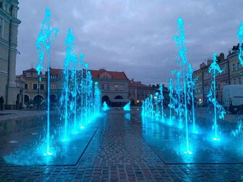 Nowa fontanna na Rynku w Jarosławiu. W weekend trwają testy z muzyką i iluminacją świetlną [ZDJĘCIA]