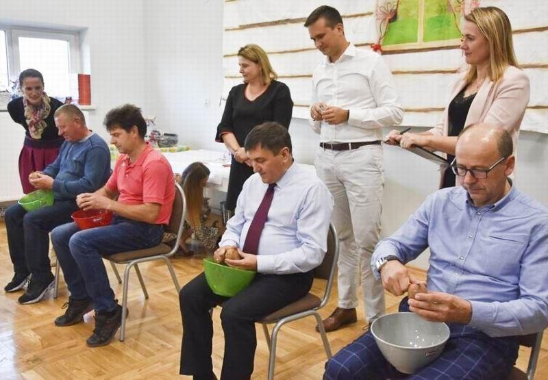 Tarli ziemniaki na czas i rywalizowali w konkursie na najdłuższą obierkę [ZDJĘCIA]