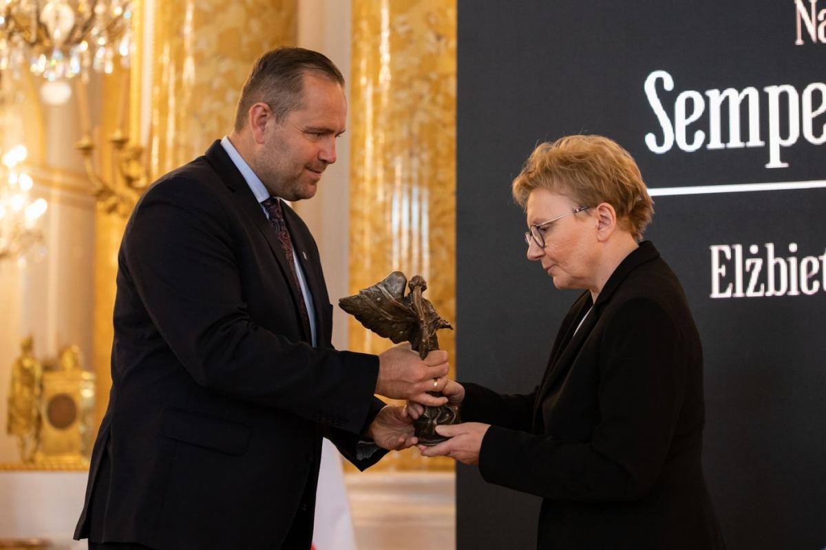 Elżbieta Rusinko z nagrodą Semper Fidelis