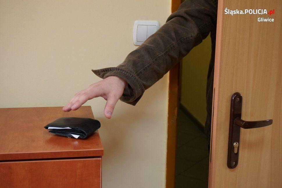 Uwaga na oszustów i złodziei! Okradli 80-latkę