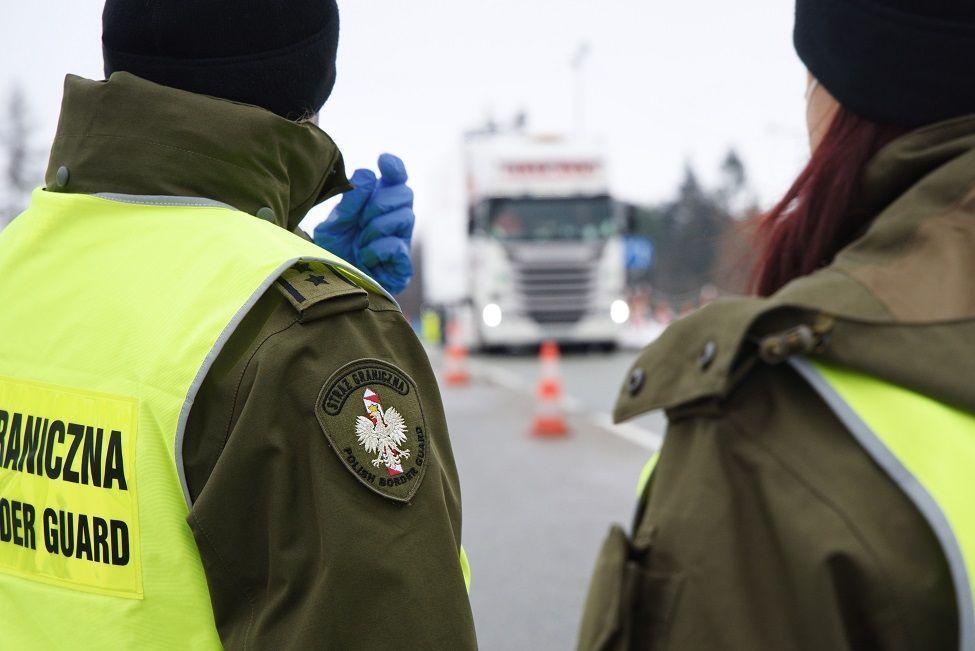 Imigranci z Afganistanu i Iraku na granicy. Za przerzut zapłacili po 10 tysięcy euro