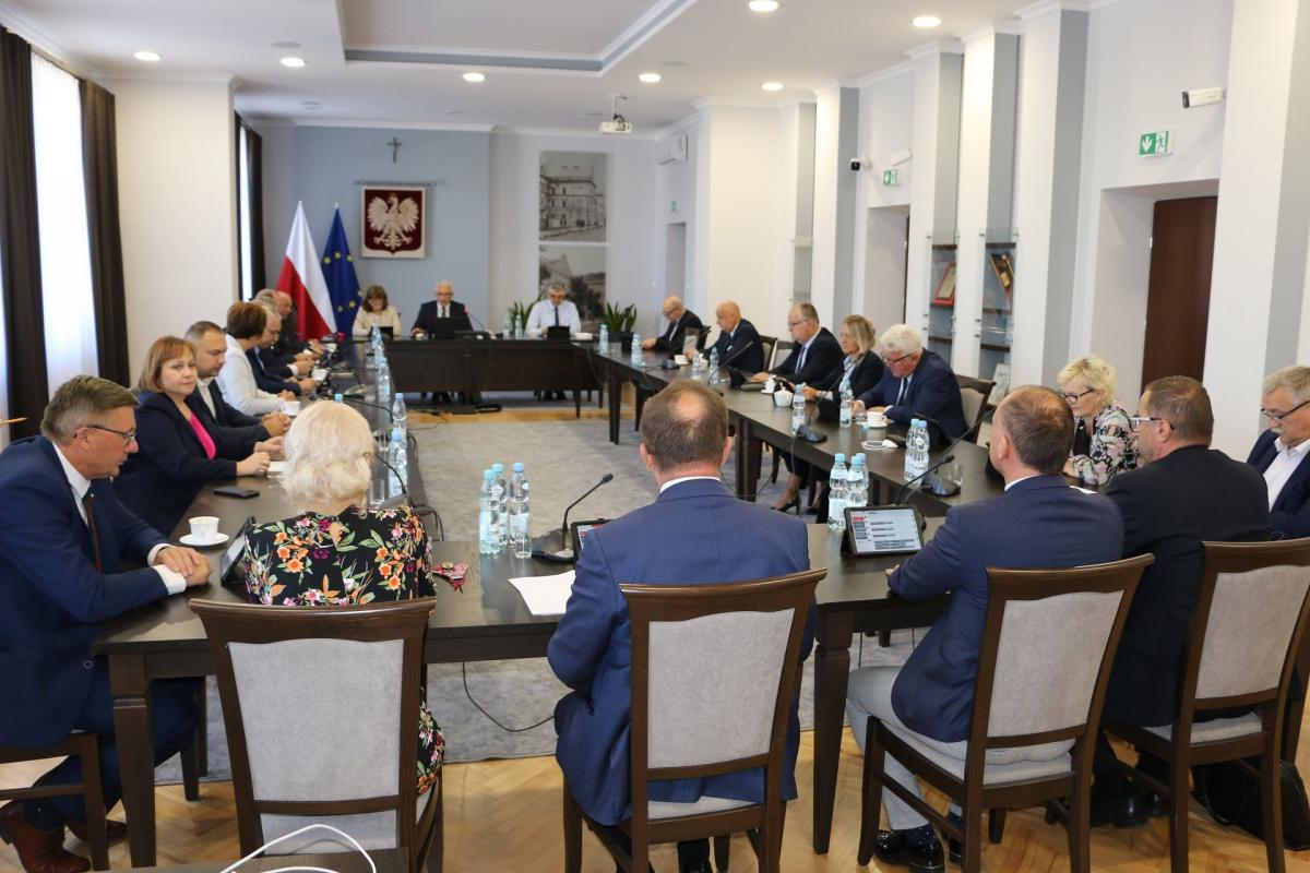 Grzyb i wiadra łapiące wodę z przeciekającego dachu pomiędzy łóżkami w szpitalu. Kogo za to rozliczyć?
