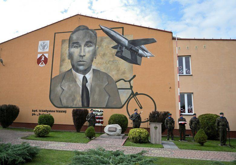Cichociemny patronem szkoły w Sośnicy. Odsłonięto mural Andrejkowa