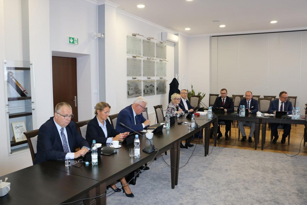 „Ludzie, nawet z Jarosławia, umierają z powodu szczepień” – radny powiatowy znów krytycznie o szczepionkach