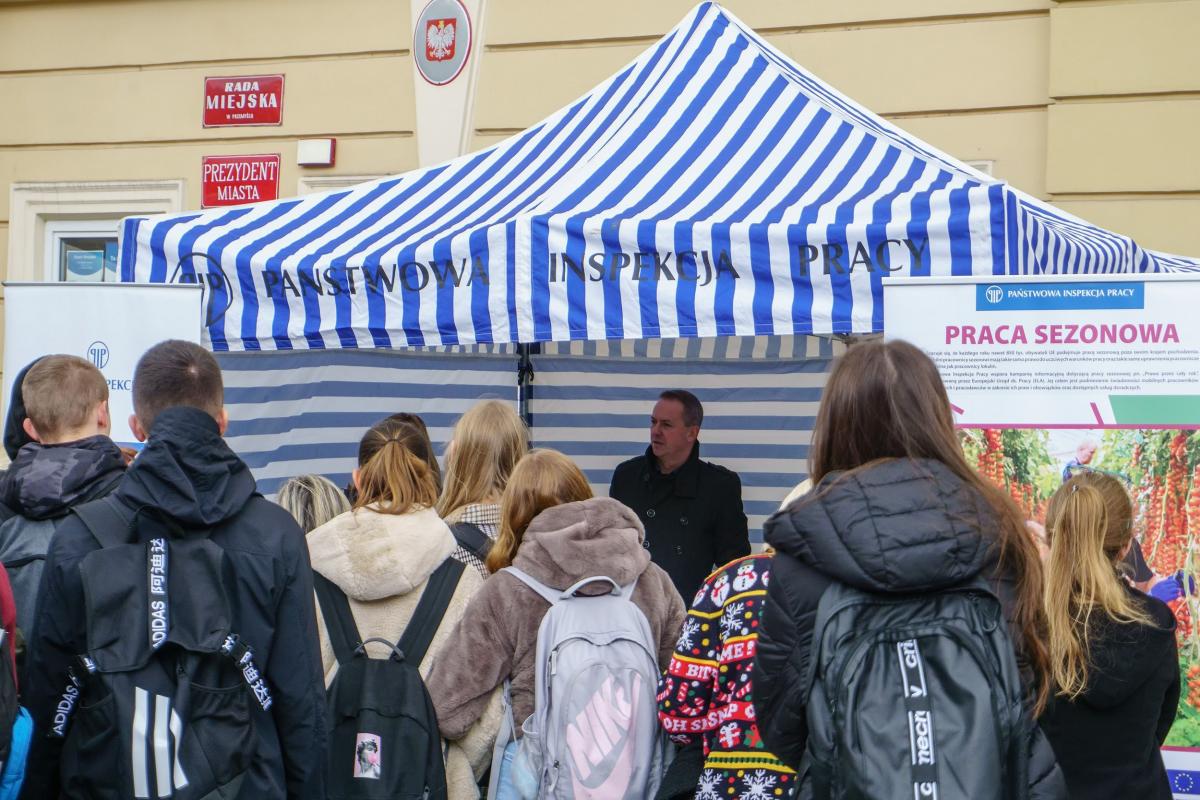 Podejmujesz pracę sezonową? Uważaj na nadużycia czy oszustwa 