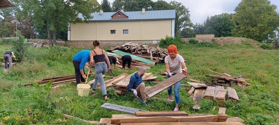 W budynku po dawnej szkole powstaje centrum terapeutyczne. Pomagają wolontariusze [ZDJĘCIA]
