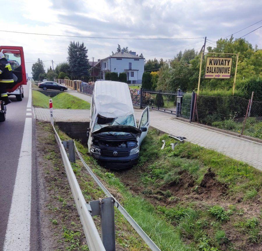 Orły: Kierująca volkswagenem transporterem wjechała do rowu na ul. Przemyskiej
