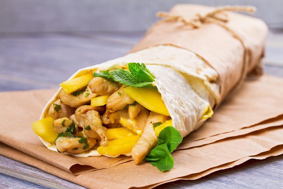 Wrap z kurczakiem i mango