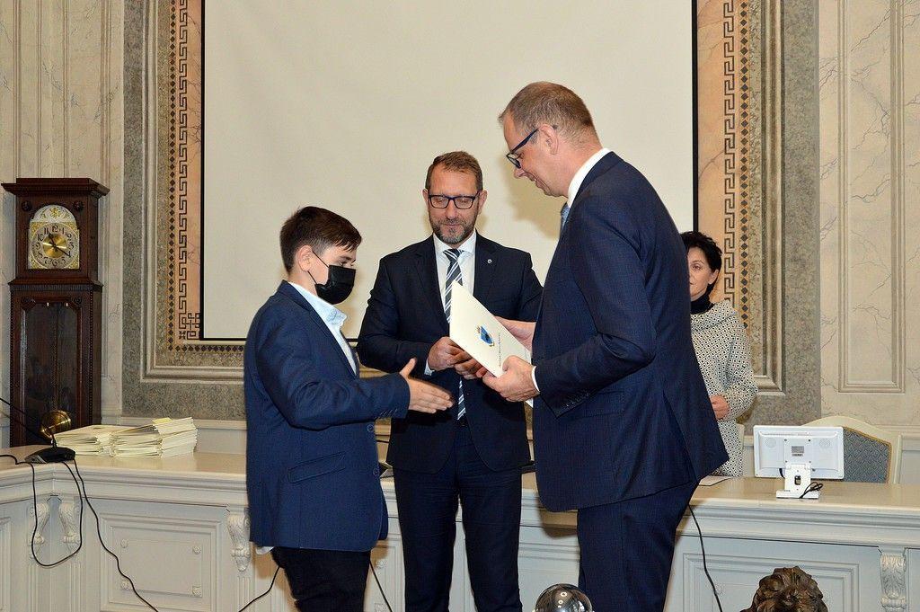 Stypendia rozdane. Samorząd kolejny raz nagrodził najzdolniejszych uczniów przemyskich szkół [ZDJĘCIA]